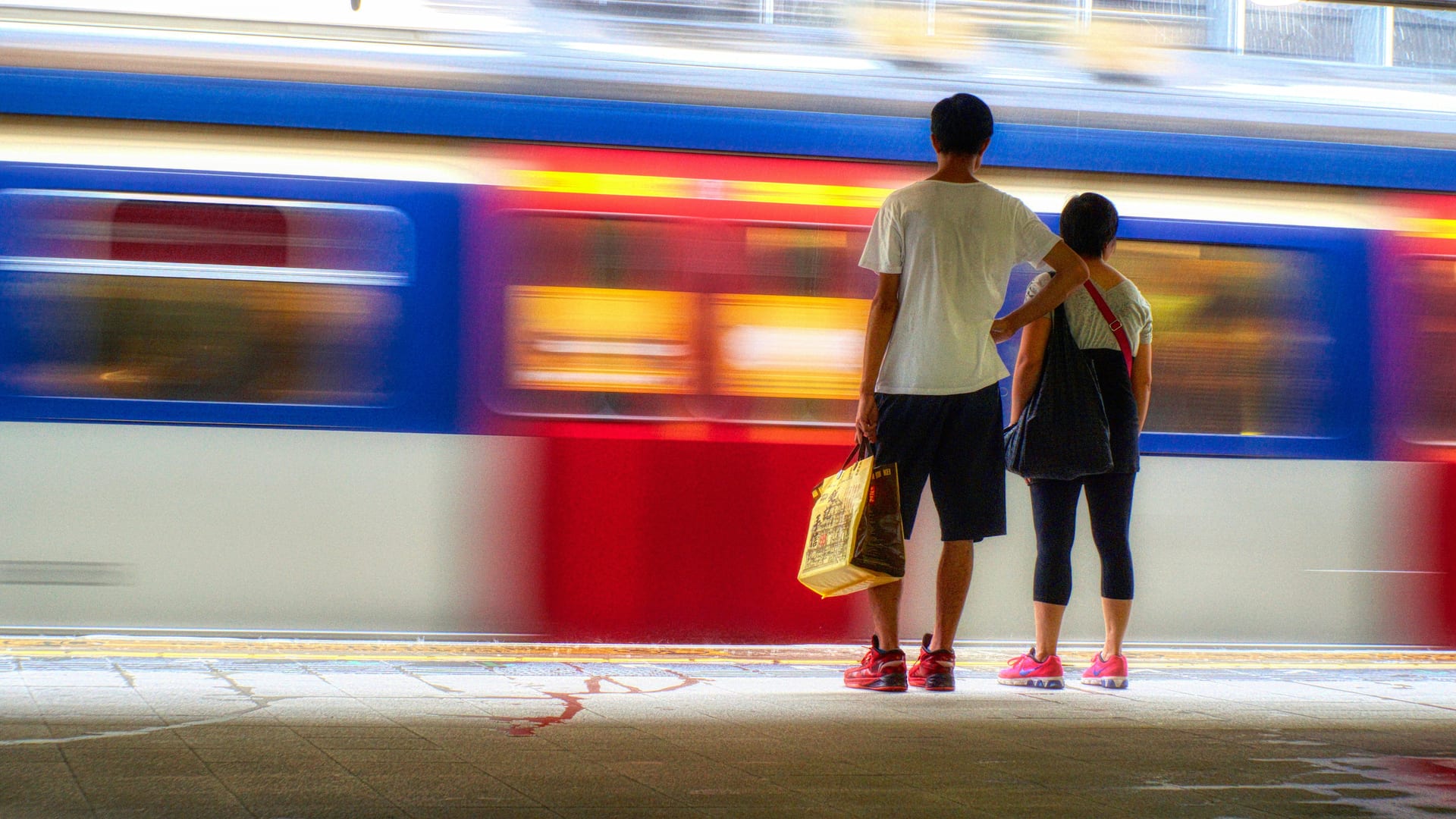 Personnes dans une station de métro